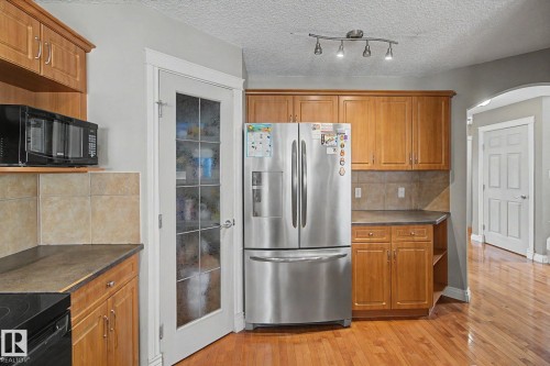 1922 Robertson Crescent, Edmonton, AB - Indoor Photo Showing Kitchen