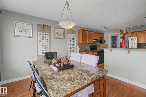 1922 Robertson Crescent, Edmonton, AB - Indoor Photo Showing Kitchen