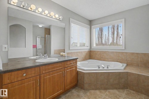 1922 Robertson Crescent, Edmonton, AB - Indoor Photo Showing Bathroom