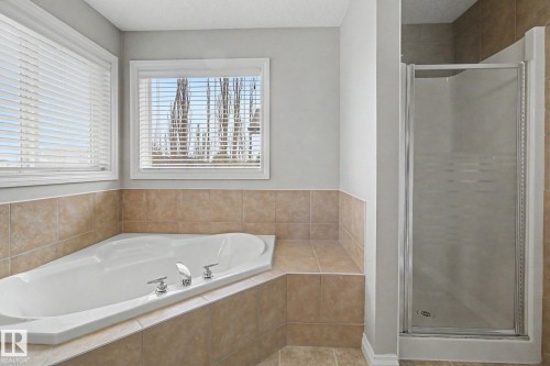 1922 Robertson Crescent, Edmonton, AB - Indoor Photo Showing Bathroom