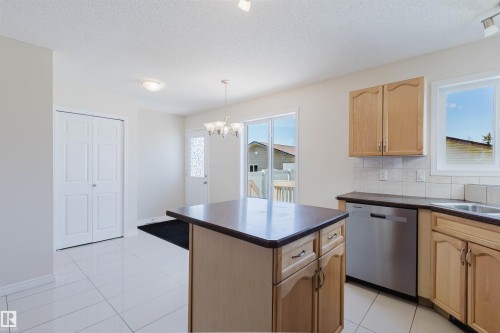 7713 Schmid Crescent, Edmonton, AB - Indoor Photo Showing Kitchen