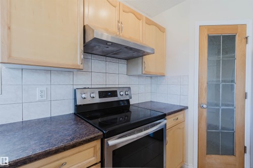 7713 Schmid Crescent, Edmonton, AB - Indoor Photo Showing Kitchen