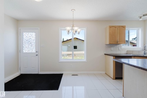 7713 Schmid Crescent, Edmonton, AB - Indoor Photo Showing Kitchen