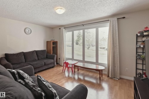 10031 173 Avenue, Edmonton, AB - Indoor Photo Showing Living Room