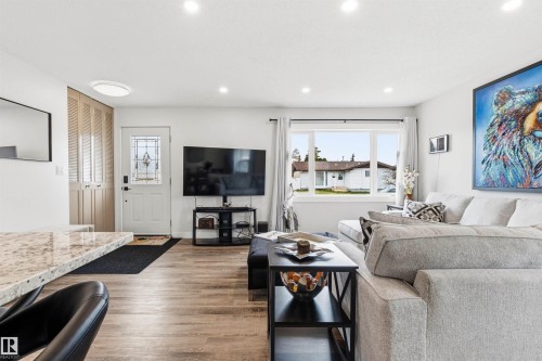 11611 151 Avenue, Edmonton, AB - Indoor Photo Showing Living Room