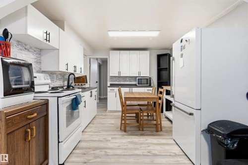 11611 151 Avenue, Edmonton, AB - Indoor Photo Showing Kitchen