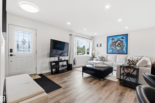 11611 151 Avenue, Edmonton, AB - Indoor Photo Showing Living Room