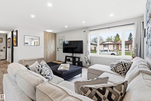 11611 151 Avenue, Edmonton, AB - Indoor Photo Showing Living Room