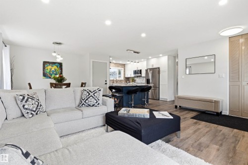 11611 151 Avenue, Edmonton, AB - Indoor Photo Showing Living Room