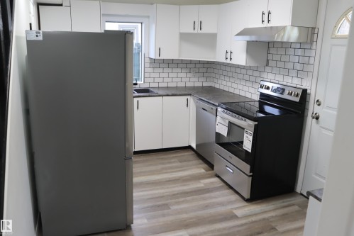 Wetaskiwin, AB - Indoor Photo Showing Kitchen With Upgraded Kitchen
