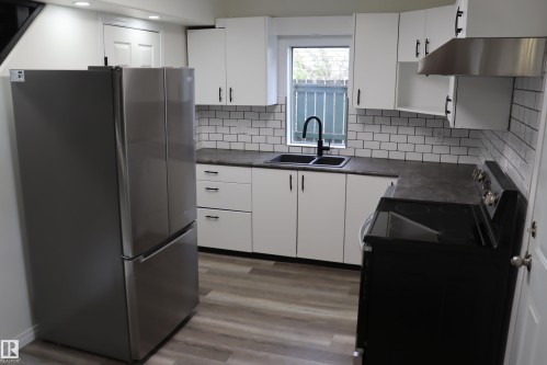 Wetaskiwin, AB - Indoor Photo Showing Kitchen With Double Sink