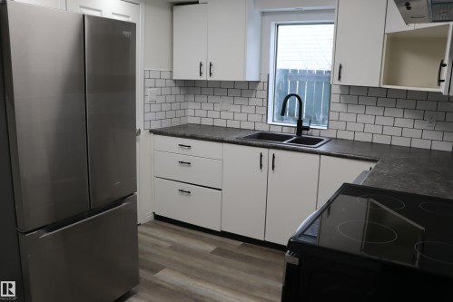 Wetaskiwin, AB - Indoor Photo Showing Kitchen With Double Sink