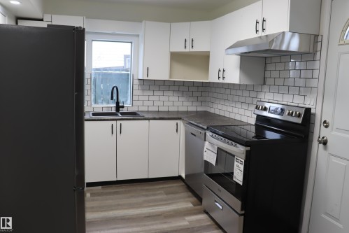 Wetaskiwin, AB - Indoor Photo Showing Kitchen With Double Sink