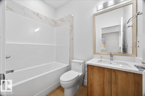 10637 68 Avenue, Edmonton, AB - Indoor Photo Showing Bathroom