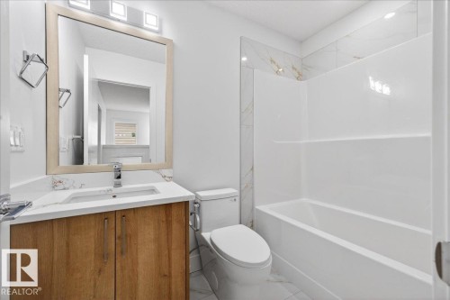 10637 68 Avenue, Edmonton, AB - Indoor Photo Showing Bathroom