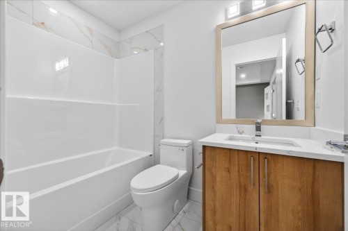 10637 68 Avenue, Edmonton, AB - Indoor Photo Showing Bathroom
