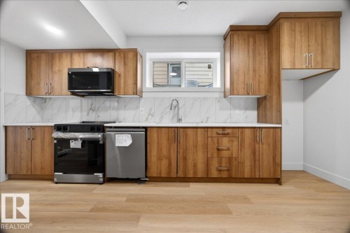 10637 68 Avenue, Edmonton, AB - Indoor Photo Showing Kitchen
