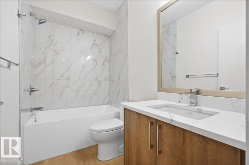 10637 68 Avenue, Edmonton, AB - Indoor Photo Showing Bathroom