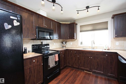 5512 52 St Close, Bashaw, AB - Indoor Photo Showing Kitchen With Double Sink