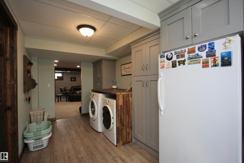 5512 52 St Close, Bashaw, AB - Indoor Photo Showing Laundry Room