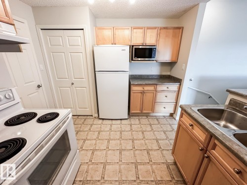 14 3040 Spence Wynd, Edmonton, AB - Indoor Photo Showing Kitchen