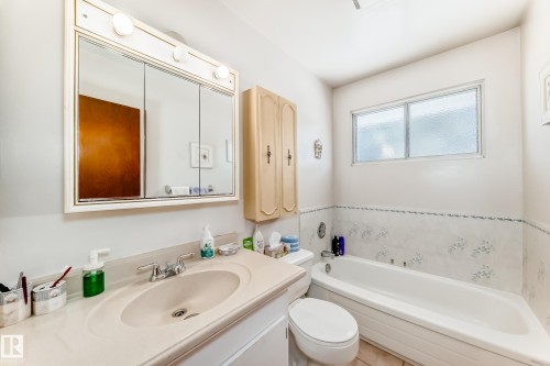 12237 135 Street, Edmonton, AB - Indoor Photo Showing Bathroom