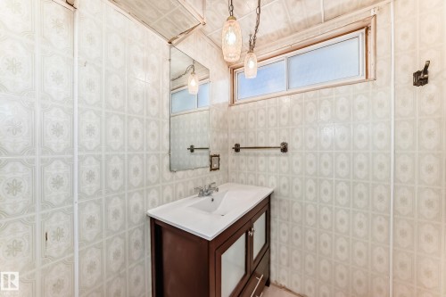 12237 135 Street, Edmonton, AB - Indoor Photo Showing Bathroom