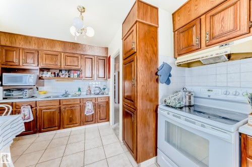 12237 135 Street, Edmonton, AB - Indoor Photo Showing Kitchen