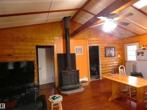 Vaulted ceiling featuring exposed wood beams; a skylight for added light from the South. - 307 Willow Place, Rural Barrhead County, AB 