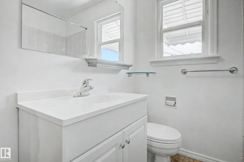 9276 86 Street, Edmonton, AB - Indoor Photo Showing Bathroom