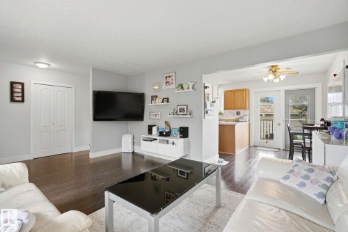 6219 134 Avenue, Edmonton, AB - Indoor Photo Showing Living Room