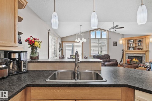 98 Hewitt Circle, Spruce Grove, AB - Indoor Photo Showing Kitchen With Double Sink