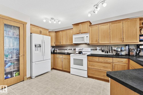 98 Hewitt Circle, Spruce Grove, AB - Indoor Photo Showing Kitchen