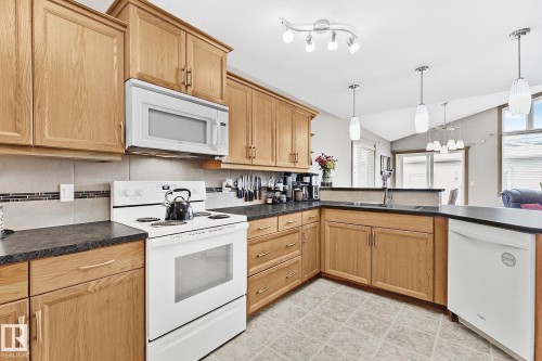 98 Hewitt Circle, Spruce Grove, AB - Indoor Photo Showing Kitchen With Double Sink