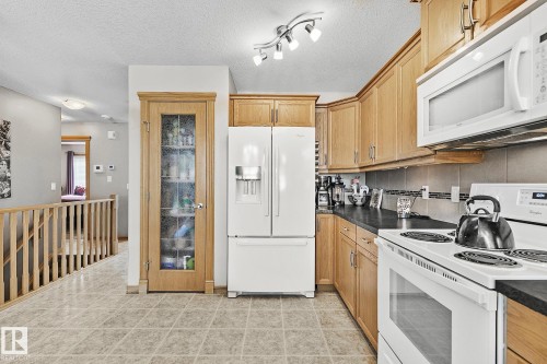 98 Hewitt Circle, Spruce Grove, AB - Indoor Photo Showing Kitchen