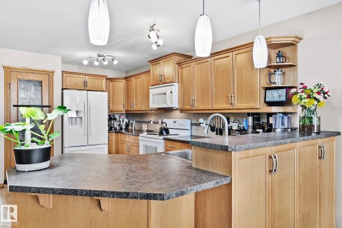 98 Hewitt Circle, Spruce Grove, AB - Indoor Photo Showing Kitchen