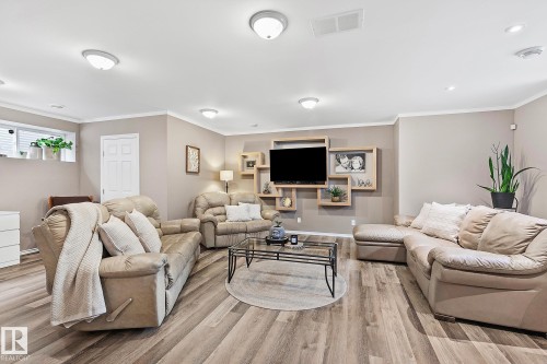 98 Hewitt Circle, Spruce Grove, AB - Indoor Photo Showing Living Room