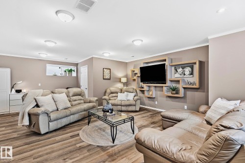 98 Hewitt Circle, Spruce Grove, AB - Indoor Photo Showing Living Room