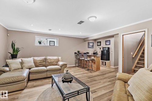 98 Hewitt Circle, Spruce Grove, AB - Indoor Photo Showing Living Room