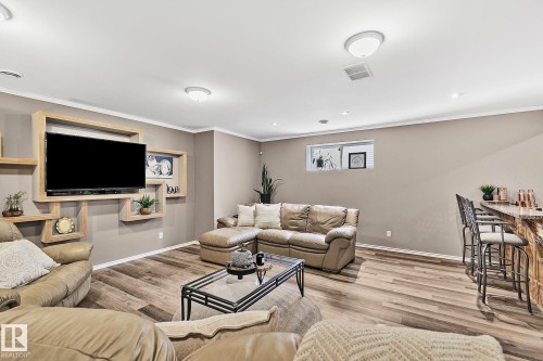 98 Hewitt Circle, Spruce Grove, AB - Indoor Photo Showing Living Room