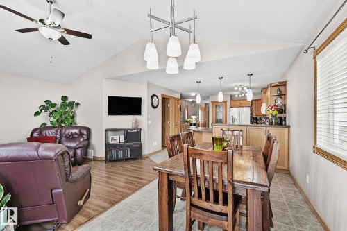98 Hewitt Circle, Spruce Grove, AB - Indoor Photo Showing Dining Room
