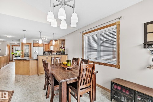 98 Hewitt Circle, Spruce Grove, AB - Indoor Photo Showing Dining Room