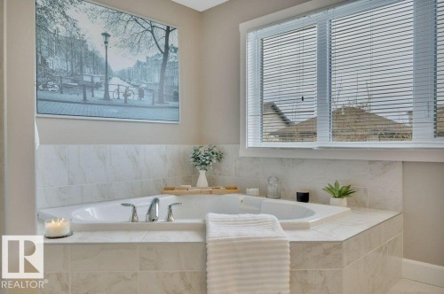 1958 Ainslie Link, Edmonton, AB - Indoor Photo Showing Bathroom