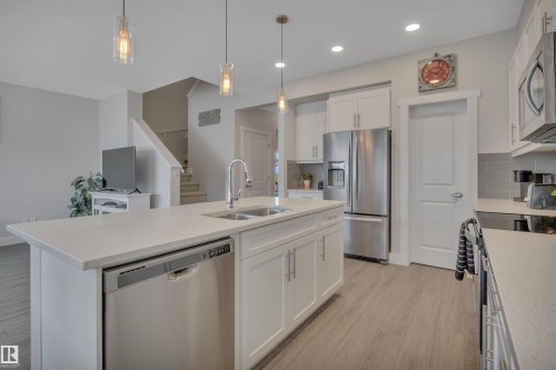 5 Stout Place, Leduc, AB - Indoor Photo Showing Kitchen With Stainless Steel Kitchen With Double Sink With Upgraded Kitchen