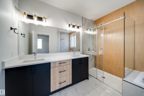 8603 183 Avenue, Edmonton, AB - Indoor Photo Showing Bathroom