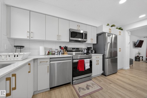 30 850 Secord Boulevard, Edmonton, AB - Indoor Photo Showing Kitchen