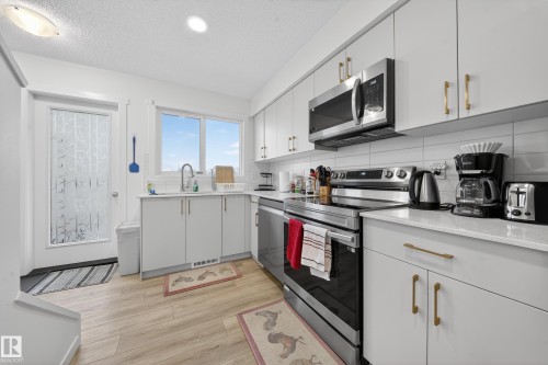 30 850 Secord Boulevard, Edmonton, AB - Indoor Photo Showing Kitchen