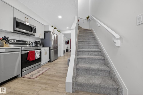 30 850 Secord Boulevard, Edmonton, AB - Indoor Photo Showing Kitchen