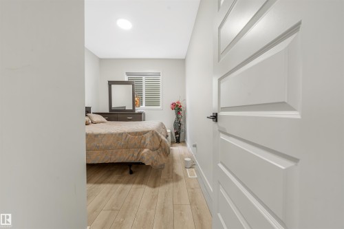 2629 15A Avenue, Edmonton, AB - Indoor Photo Showing Bedroom