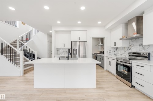 2629 15A Avenue, Edmonton, AB - Indoor Photo Showing Kitchen With Upgraded Kitchen